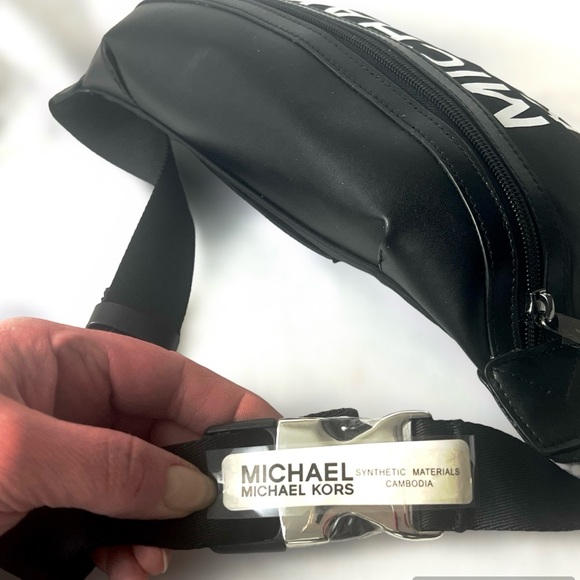MICHAEL KORS NWT | MK logo belt bag unisex - Picture 9 of 10